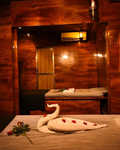 Massage bed with towel swan and roses